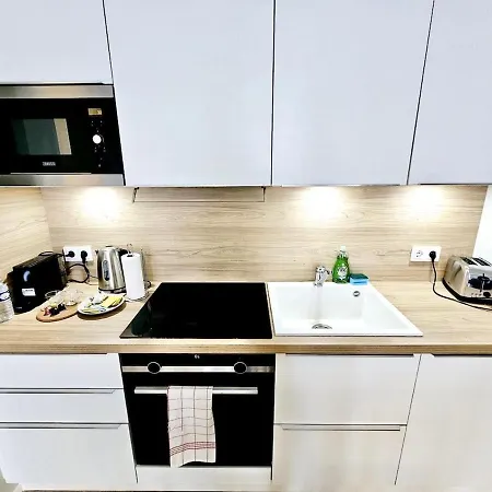 1br Flat With Free Parking-great Location In Cd8