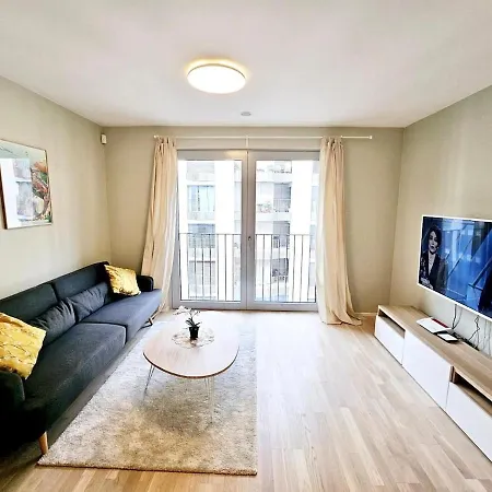 1br Flat With Free Parking-great Location In Cd8